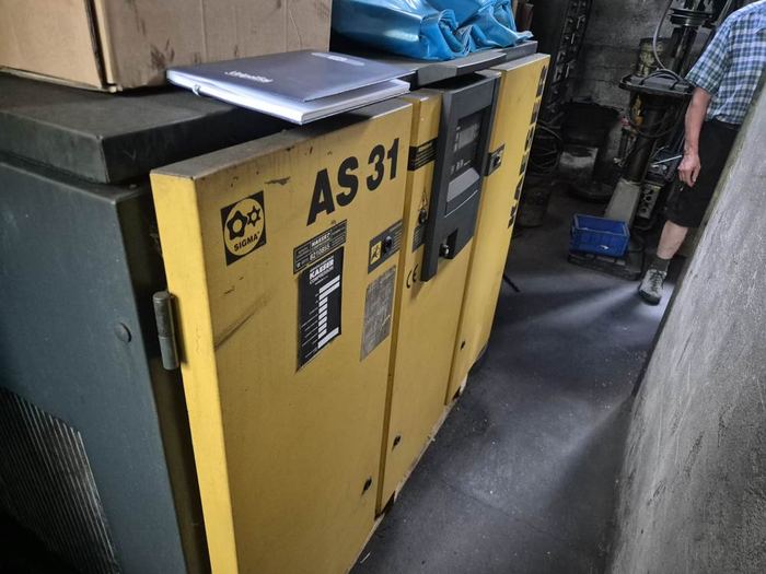 Compressore a vite Kaeser AS 31 con essiccatore usato