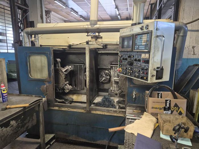 Tornio CNC bimandrino bitorretta coreano 380V con Fanuc 0-TT usato